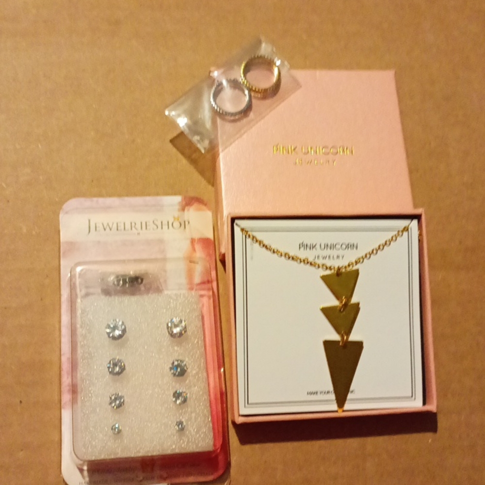 Necklace, earrings and rings